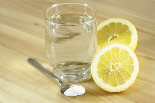 Soda oczyszczona i sok z cytryny