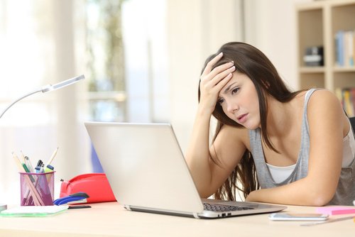 Zmęczona kobieta przed komputerem