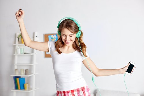 Dziewczynka słucha muzyki