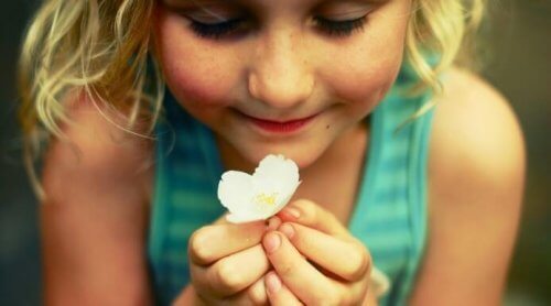 Dziewczynka z kwiatkiem