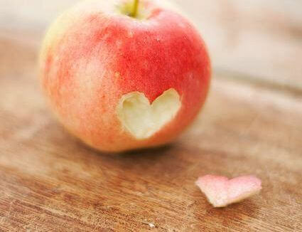 Jabłko z sercem - symbolem szczęścia