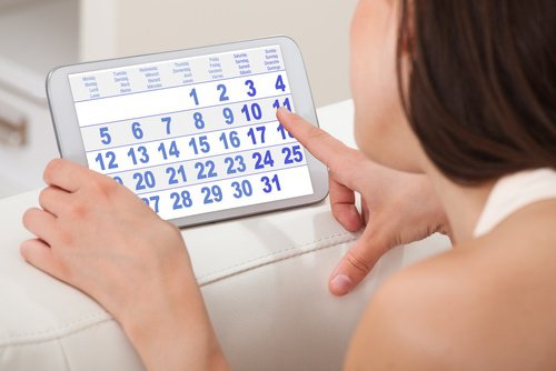 Kobieta z kalendarzem miesiączkowym