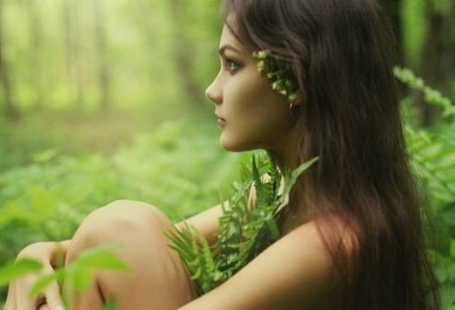 Kobieta w lesie - połącz się z naturą