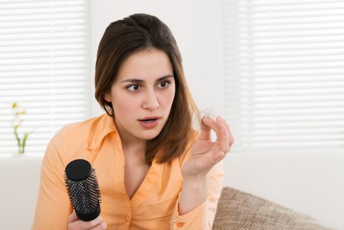 kobieta ze szczotką