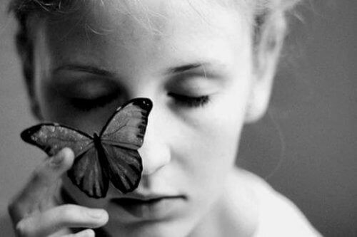 Zgorzkniała kobieta i motyl