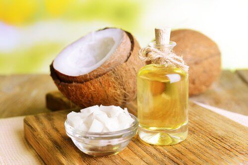 kokos i butelka oleju kokosowego