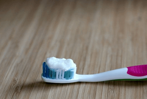 pasta do zębów na szczoteczce