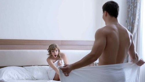 Mężczyzna pokazuje się partnerce