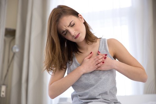 Kobieta - ból w klatce piersiowej