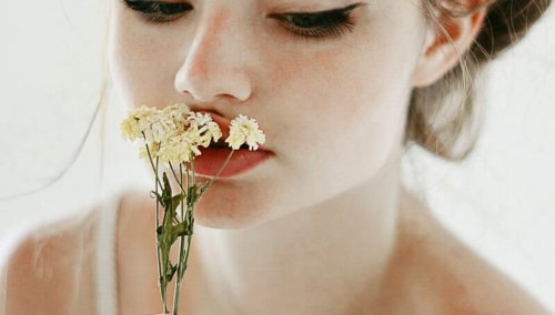 Dziewczyna z kwiatkiem - deprywacja emocjonalna smutek