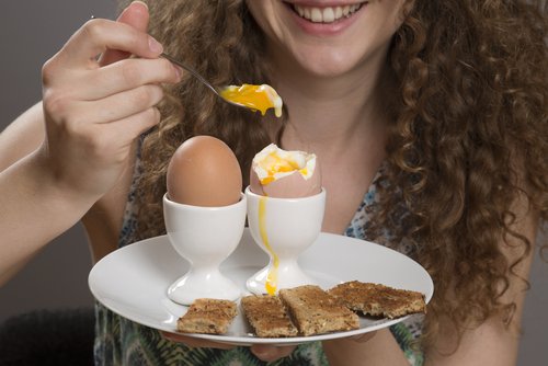 Kobieta je gotowane jajka