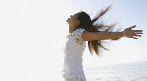 atrakcyjna i pewna siebie kobieta nad morzem