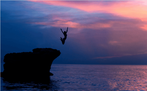 Kobieta skacząca ze skały - życie bez strachu