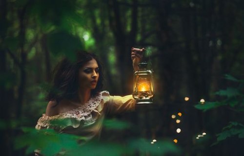 Kobieta z lampą
