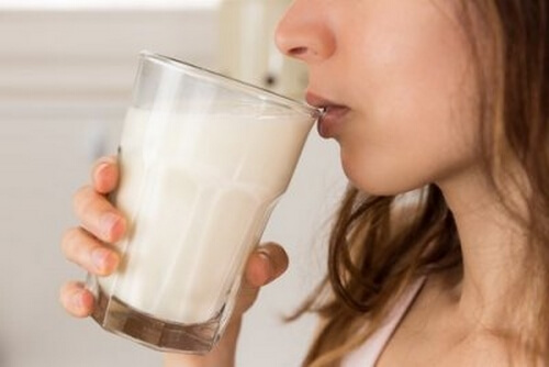 Mleko z miodem – 7 powodów, dla których warto je pić