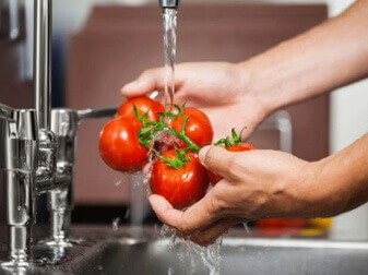 Mycie pomidorów