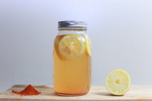 Odchudzający tonik z cytryną i kurkumą