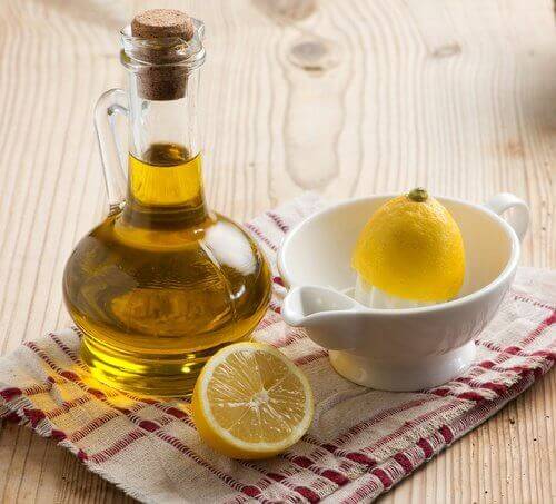 cytryna i butelka oliwy z oliwek