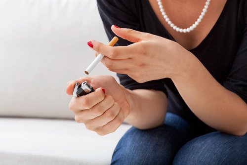 palenie papierosów powoduje obwisłe piersi