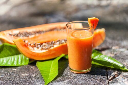 szklanka smoothie z papai i papaja