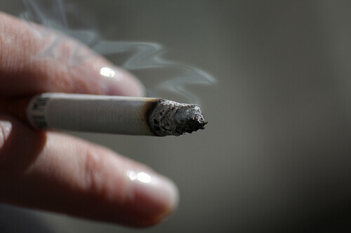 palący się papieros
