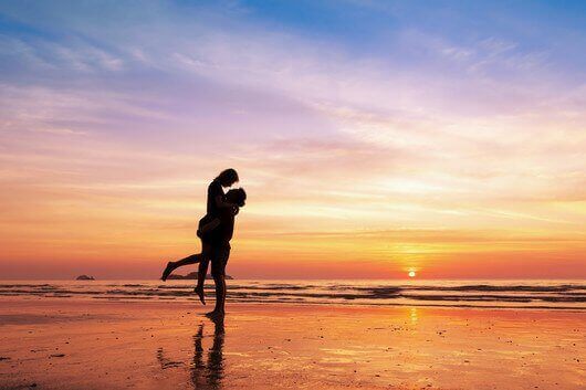 para na plaży - miłość o zachodzie słońca