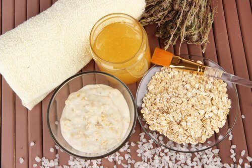 miska płatków owsianych z jogurtem naturalnym