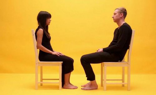 Dwie osoby siedzą na krześle naprzeciw siebie