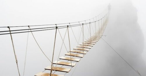 Wiszący most we mgle - życie bez strachu