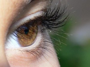 Wydłużanie rzęs - naturalne domowe sposoby