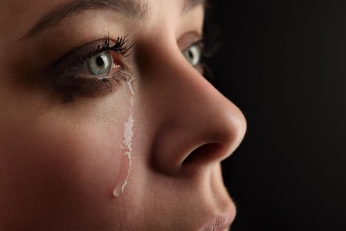 Stadia żałoby - płacząca kobieta