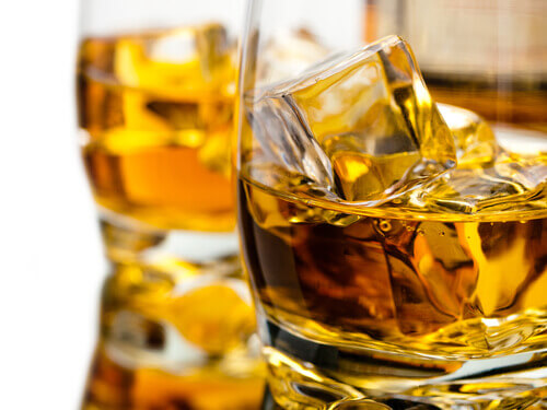 szklanka whisky a wątroba