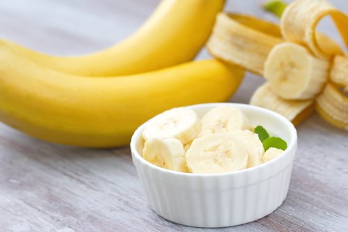 Banany całe i pokrojone
