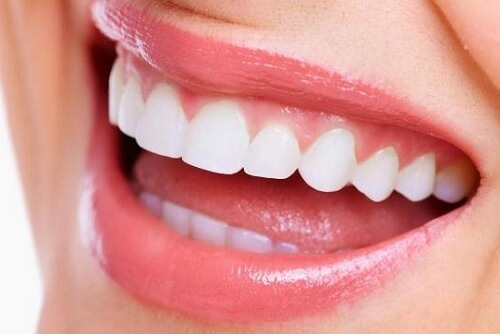 Białe zdrowe zęby