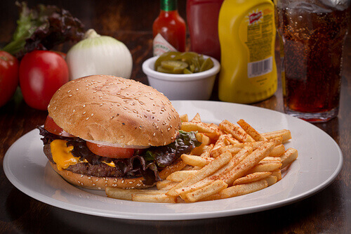 Fast food - hamburger z frytkami