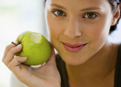Kobieta z jabłkiem - dieta elminująca fałdki tłuszczu