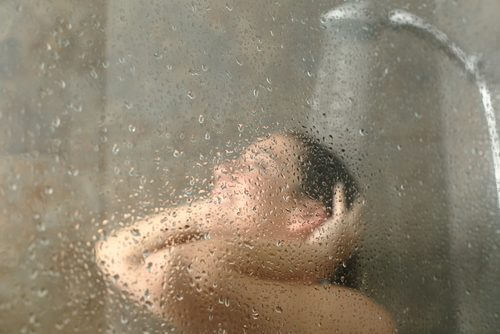 Kobieta pod prysznicem
