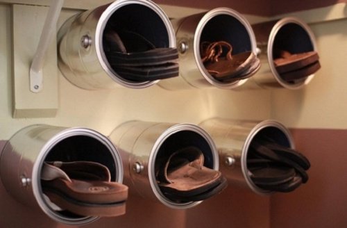 Półki na buty wykonane z puszek