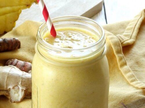 Smoothie bananowe z imbirem i kurkumą