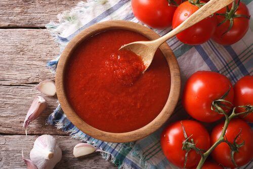 Sos pomidorowy domowej roboty o działaniu przeciwnowotworowym i przeciwutleniającym