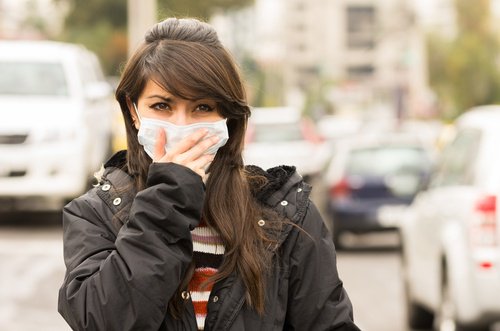 Kobieta z maseczką - zanieczyszczenie środowiska może powodować migrenę
