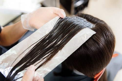 Folia aluminiowa i jej zastosowanie w dbałości o włosy