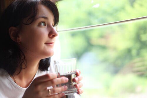 Kobieta ze szklanką wody