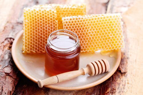 Naturalny miód pszczeli na otwarte rany