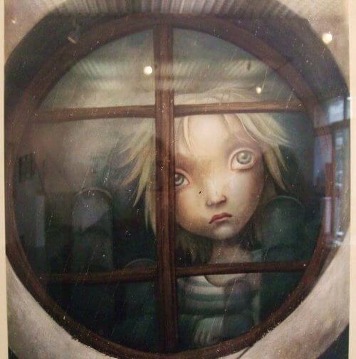 Smutne dziecko w oknie