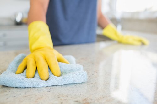 Sprzątanie kuchni w rękawiczkach
