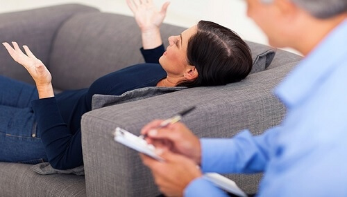 Kobieta na kanapie u psychoterapeuty