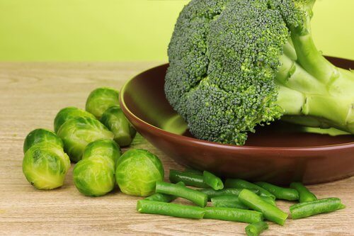 zielone warzywa - brokuły, fasolka i brukselka