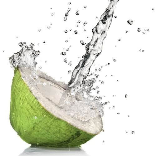 Szklanka wody kokosowej – odżywiający i orzeźwiający napój