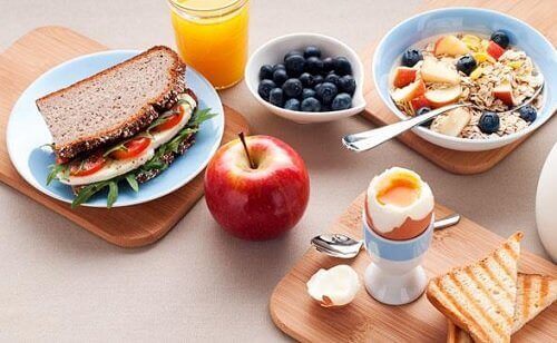 Śniadanie - porcje zróżnicowanych nutrientów